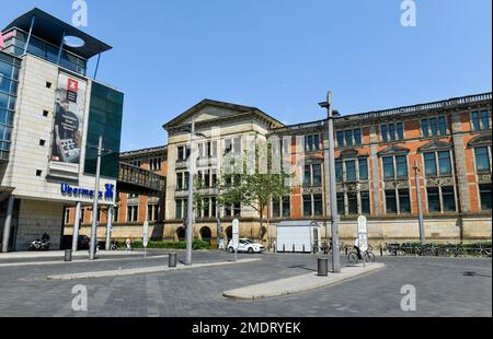 Uebermaxx et Ueberparamuseum, Bahnhofsplatz, Brême, Allemagne Banque D'Images