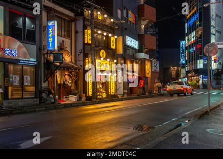 2019-05-27 Fukuoka, Japon. Nuit romantique dans le centre-ville japonais. Des banderoles au néon illuminées sur des rues de ville vides Banque D'Images