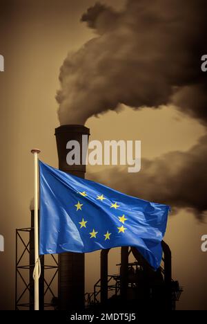 Drapeau européen devant une cheminée d'usine polluante avec de la fumée Banque D'Images