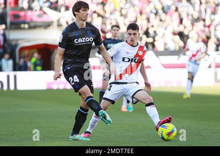 Robin le Normand de Real Sociedad et Mario Suarez de Rayo Vallecano pendant le championnat d'Espagne la Ligue match de football entre Rayo Vallecano et Real Sociedad sur 21 janvier 2023 à Campo de Futbol de Vallecas à Madrid, Espagne - photo: Irina R Hipolito/DPPI/LiveMedia Banque D'Images