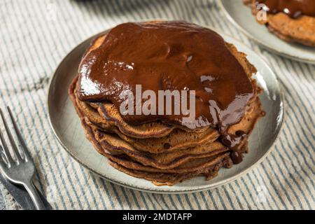 Crêpes au chocolat maison gastronomiques avec sauce Ganache Banque D'Images