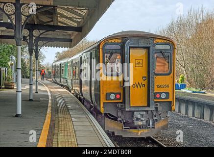 Une ligne de train GWR Tamar Valley sur le point de quitter la gare de Bere Alston. Le chemin de fer communautaire à moteur diesel. La ligne traverse West Plymouth BE Banque D'Images