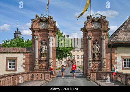 Complexe de portes, entrée, figures en pierre, Abbaye bénédictine Corvey, Hoexter, Rhénanie-du-Nord-Westphalie, Allemagne Banque D'Images