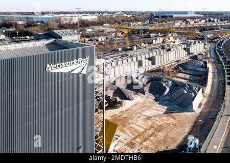 Une vue aérienne de l'usine de couchettes de béton Network Rail dans la cour de bois de Doncaster avec des rangées de traverses prêtes à être utilisées pour le projet HS2 Banque D'Images