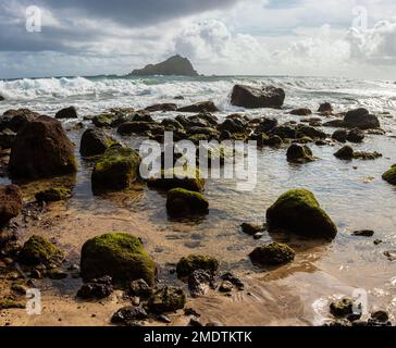 Lava Rocks sur Koki Beach avec l'île d'Alau au loin, Koki Beach Park, Hana, Maui, Hawaii, ÉTATS-UNIS Banque D'Images