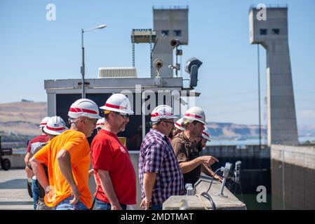 Les membres de la équipage d’exploitation et d’entretien du barrage John Day, situé sur la rivière Columbia près de Rufus, Oregon, regardent vers le bas l’écluse de navigation du barrage 26 juillet tandis que les ingénieurs inspectent la porte en amont de l’écluse, qui a fait mal à 25 juillet en raison d’une roue de guidage cassée. Alors que le corps travaille pour fixer la porte de levage verticale de 215 000 livres, il continue de passer des navires à travers la serrure à l'aide d'une cloison flottante, un mur qui peut être déplacé et déplacé à l'intérieur avec un remorqueur et essentiellement utilisé comme porte temporaire. Actuellement, les écluses de navires, qui prennent généralement environ 45 minutes, prennent deux fois plus de temps. Le Banque D'Images