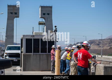 Les membres de la équipage d’exploitation et d’entretien du barrage John Day, situé sur la rivière Columbia près de Rufus, Oregon, regardent vers le bas l’écluse de navigation du barrage 26 juillet tandis que les ingénieurs inspectent la porte en amont de l’écluse, qui a fait mal à 25 juillet en raison d’une roue de guidage cassée. Alors que le corps travaille pour fixer la porte de levage verticale de 215 000 livres, il continue de passer des navires à travers la serrure à l'aide d'une cloison flottante, un mur qui peut être déplacé et déplacé à l'intérieur avec un remorqueur et essentiellement utilisé comme porte temporaire. Actuellement, les écluses de navires, qui prennent généralement environ 45 minutes, prennent deux fois plus de temps. Le Banque D'Images