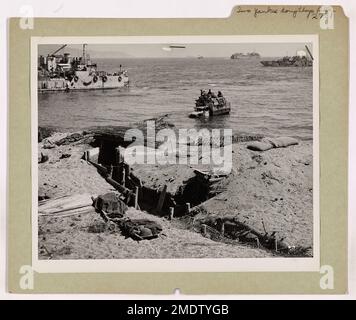 Deux soldats américains sont montrés sans vie après avoir été tués au combat lors de l'invasion du sud de la France. Ils tombent alors qu'ils attaquent une fosse allemande dans le cadre de la poussée alliée pour sécuriser la tête de pont. Banque D'Images