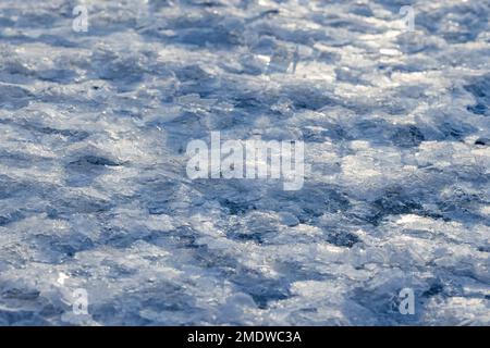 Surface de rivière gelée avec des fragments de glace mince cassée, photo de fond naturelle avec une mise au point douce sélective Banque D'Images