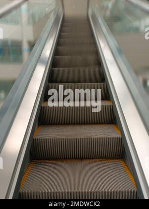 Un cliché vertical de l'escalier roulant vide. Banque D'Images