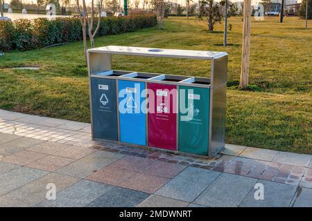 Repassez les récipients multicolores en fer pour une collecte séparée des déchets. Recyclage des déchets. Banque D'Images