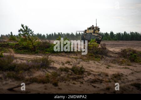 A ÉTATS-UNIS Le véhicule de combat M2A3 Bradley de l'armée affecté au 4th Escadron, 10th Cavalry Regiment, 3rd Armored Brigade combat Team, 4th Infantry Division, recherche des cibles lors de l'exercice d'entraînement multinational, vigilant Fox, tenu à Niinisalo, Finlande, 26 juillet, 2022. Les 3/4 unités de l’ABCT, de la Finish et de l’armée britannique se sont formées en Finlande pour renforcer encore les relations et l’interopérabilité entre les nations. Banque D'Images