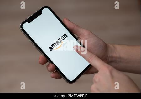 3 décembre 2022 Almaty Kazakhstan: Femme sans visage portant un smartphone avec le logo amazon sur l'écran. Banque D'Images