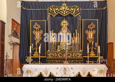 Huelva, Espagne - 22 janvier 2023: Paso de Semana Santa (plate-forme ou trône) de notre Dame de la solitude (Nuestra Señora de la Soledad) à l'intérieur de l'elle Banque D'Images