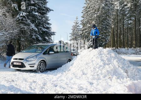 20230121 - BARAQUE-FRAITURE : forte affinité de touristique de principe néerlandophone à la Barque Fraiture suite aux chutes de neige. - Fort affuen Banque D'Images