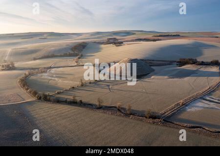 Silbury Hill ancienne colline artificielle près d'Avebury dans le Wiltshire, Angleterre Banque D'Images