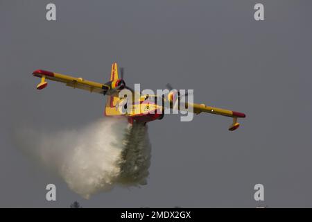 Bombe à eau Canadair CL-215 Banque D'Images