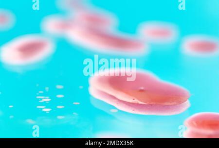 Gouttes d'eau roses sur fond cyan, plein cadre, arrière-plan abstrait coloré Banque D'Images