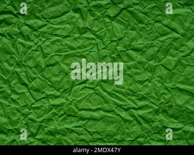 Texture du papier froissé vert brillant mat. Arrière-plan pour l'artisanat, Saint Patrick's Day, nouvelle année design décoration, texte, lettrage, écran mural Banque D'Images