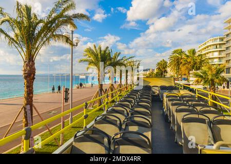 Vue sur le toit depuis un bus convertible au-dessus de Nice en Provence-Alpes-Côte d'Azur, France. Banque D'Images