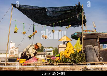 CAN THO, VIETNAM - JANVIER 2023: Marchand au marché flottant de Cai rang sur le Mékong au Vietnam. Banque D'Images