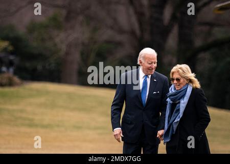 LE président AMÉRICAIN Joe Biden et la première dame des États-Unis Jill Biden marchent sur la pelouse sud de la Maison Blanche à Washington, DC, Etats-Unis, lundi, 23 janvier, 2023. Le ministère de la Justice a trouvé six articles contenant des renseignements classifiés au cours d'une recherche de vendredi dans la maison de Biden à Wilmington, Delaware, a déclaré ses avocats personnels samedi. Photo d'Al Drago/Pool/ABACAPRESS.COM Banque D'Images