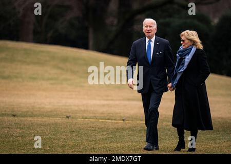 LE président AMÉRICAIN Joe Biden et la première dame des États-Unis Jill Biden marchent sur la pelouse sud de la Maison Blanche à Washington, DC, Etats-Unis, lundi, 23 janvier, 2023. Le ministère de la Justice a trouvé six articles contenant des renseignements classifiés au cours d'une recherche de vendredi dans la maison de Biden à Wilmington, Delaware, a déclaré ses avocats personnels samedi. Photo d'Al Drago/Pool/ABACAPRESS.COM Banque D'Images