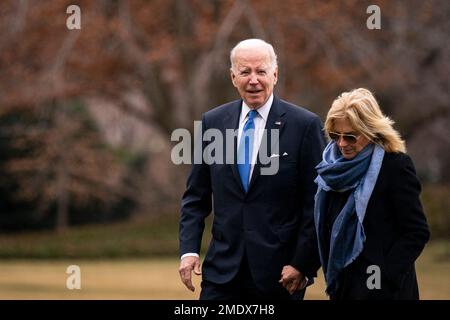 LE président AMÉRICAIN Joe Biden et la première dame des États-Unis Jill Biden marchent sur la pelouse sud de la Maison Blanche à Washington, DC, Etats-Unis, lundi, 23 janvier, 2023. Le ministère de la Justice a trouvé six articles contenant des renseignements classifiés au cours d'une recherche de vendredi dans la maison de Biden à Wilmington, Delaware, a déclaré ses avocats personnels samedi. Photo d'Al Drago/Pool/ABACAPRESS.COM Banque D'Images