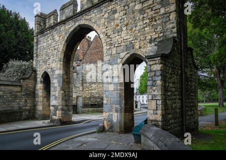 Prioory Gate est une porte construite en 1816 à partir des matériaux d'un portier voisin de 14th siècle. Il est construit dans le style médiéval de renouveau. Lincoln, Royaume-Uni. Banque D'Images