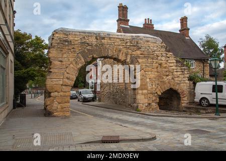 Newport Arch est une porte romaine datant de 3rd ans dans la ville de Lincoln, au Royaume-Uni. C'est la plus ancienne arche du Royaume-Uni encore utilisée par la circulation. Banque D'Images