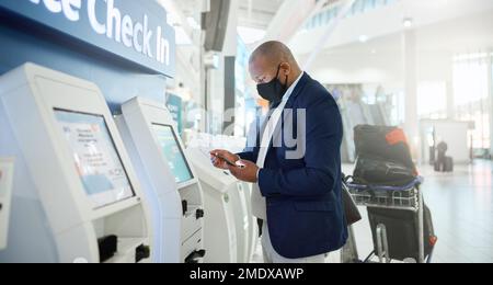 Homme noir, masque et téléphone d'enregistrement à l'aéroport pour obtenir des informations sur les voyages d'affaires, les détails de la destination et le billet d'avion. Homme d'affaires africain, numérique Banque D'Images