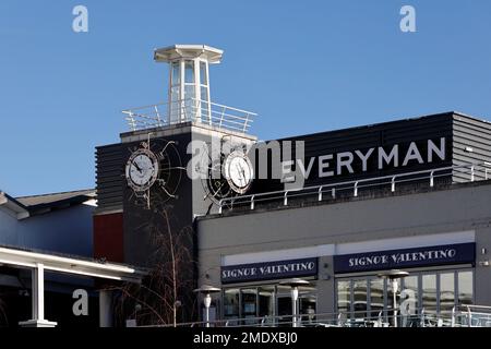 Enseigne de théâtre Everyman et tour d'horloge ornementale. Baie de Cardiff prise janvier 2023. cym Banque D'Images