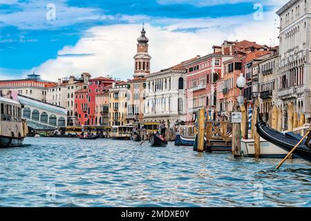 Venise, Italie - 13 juin 2016 : le Grand Canal est l'un des principaux canaux de circulation maritime, utilisé par les bateaux-taxis et les gondoles. Banque D'Images