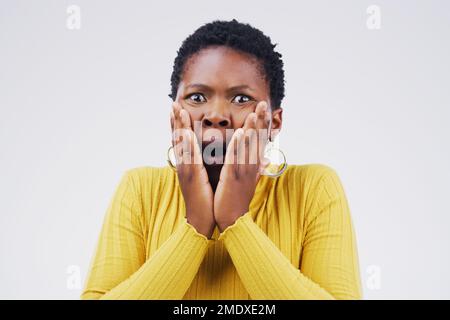 Woah n'a pas vu ça venir. Photo studio d'une jeune femme qui a l'air choquée sur fond gris. Banque D'Images