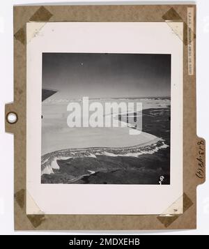 ÉTATS-UNIS Surveillance aérienne des glaces des Inauguriques de la Garde côtière. À 3 kilomètres de là, un photographe de la Garde côtière regarde la calotte glaciaire du Groenland. Ce dôme de glace prodigieux mesure plus de 500 000 miles carrés dans la région - ses sections centrales atteignant des hauteurs jusqu'à trois miles au-dessus du niveau de la mer. Du bord ouest de cette vaste calotte glaciaire est venu icebergs pour mettre en danger les principales voies de navires à vapeur entre l'Europe et l'Amérique. À titre d'intérêt, le plus grand iceberg jamais enregistré à ce jour dans l'hémisphère Nord mesurait 7 milles de long sur 3 1/2 milles de large. Banque D'Images