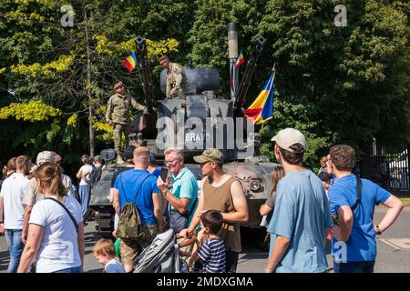 Varsovie, Pologne - 14 août 2022 - pique-nique militaire de la fête de l'armée polonaise à côté du stade national, les gens du GEPARD (Cheetah) ont été blindés, germe tout temps Banque D'Images