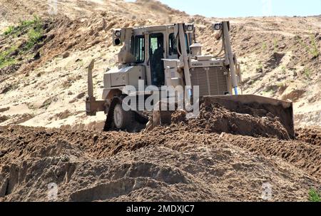 Un soldat d’ingénieur de la Compagnie des ingénieurs 390th de Chattanooga, dans la réserve de l’Armée de terre, exploite un 26 juillet 2022 de terrassement mobile de bulldozer, dans le cadre d’un projet de troupes en cours à fort McCoy, Le projet se trouve dans une zone de terrain près de l'ancienne porte 20 et de la base d'entraînement tactique améliorée Liberty et la clôture de la zone de cantonnement, a déclaré Larry Morrow, coordonnateur des projets de troupes à la Direction des travaux publics de fort McCoy (DPW). Le plan du site est du transformer en site de support des opérations de base pour les entrepreneurs de service d'installation, tels que l'entretien des installations, les routes et les terrains, les déchets solides, la crème anglaise Banque D'Images