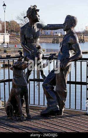 Des gens comme nous taille de la vie groupe de sculpture de bronze par John Clinch, bronze. Baie de Cardiff prise janvier 2023. Banque D'Images