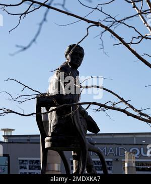 Statue d'Ivor Novello (David Ivor Davies) de Peter Nicholas à Mermaid Quay, baie de Cardiff. Prise 2023 cym Banque D'Images