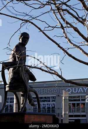 Statue Ivor Novello (David Ivor Davies) par Peter Nicholas près de Mermaid Quay, Cardiff Bay. Prise 2023 Banque D'Images