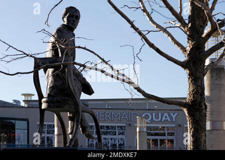 Statue Ivor Novello (David Ivor Davies) par Peter Nicholas près de Mermaid Quay, Cardiff Bay. Prise 2023 Banque D'Images