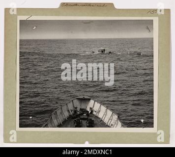 Sous-éviers du dispositif de coupe à garde-côte. Sous-éviers du dispositif de coupe à garde-côte. Poussé d'en dessous par la force d'une charge de profondeur, le Nazi U-Boat 175 brise la surface comme les États-Unis Garde côtière Cutter SPENCER, les armes à feu, porte sur elle, pleine vitesse devant. Le sous-marin a été coulé sur 17 avril 1943, dans l'Atlantique Nord, alors qu'il s'approchait à l'intérieur d'un convoi de navires prêts à attaquer avec des torpilles. Banque D'Images