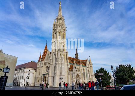 Budapest, Hongrie - 01.23.2023: Belle église Matthias templom Matthias dans le château de Buda Budapest avec ciel bleu. Banque D'Images