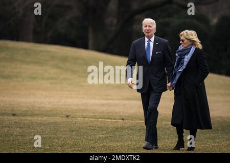 Washington, États-Unis. 23rd janvier 2023. LE président AMÉRICAIN Joe Biden et la première dame des États-Unis Jill Biden marchent sur la pelouse sud de la Maison Blanche à Washington, DC, le lundi janvier. 23, 2023. Le ministère de la Justice a trouvé six articles contenant des renseignements classifiés lors d'une recherche vendredi dans le domicile de Biden à Wilmington, Delaware, a déclaré ses avocats personnels samedi. Photo par Al Drago/UPI crédit: UPI/Alay Live News Banque D'Images