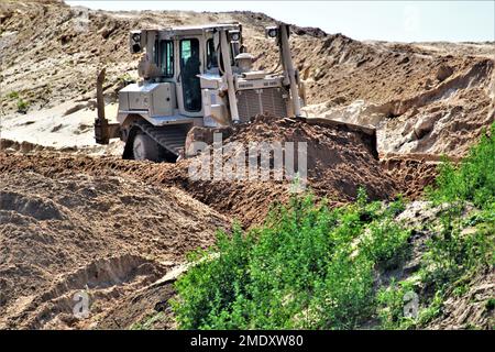 Un soldat d’ingénieur de la Compagnie des ingénieurs 390th de Chattanooga, dans la réserve de l’Armée de terre, exploite un 26 juillet 2022 de terrassement mobile de bulldozer, dans le cadre d’un projet de troupes en cours à fort McCoy, Le projet se trouve dans une zone de terrain près de l'ancienne porte 20 et de la base d'entraînement tactique améliorée Liberty et la clôture de la zone de cantonnement, a déclaré Larry Morrow, coordonnateur des projets de troupes à la Direction des travaux publics de fort McCoy (DPW). Le plan du site est du transformer en site de support des opérations de base pour les entrepreneurs de service d'installation, tels que l'entretien des installations, les routes et les terrains, les déchets solides, la crème anglaise Banque D'Images