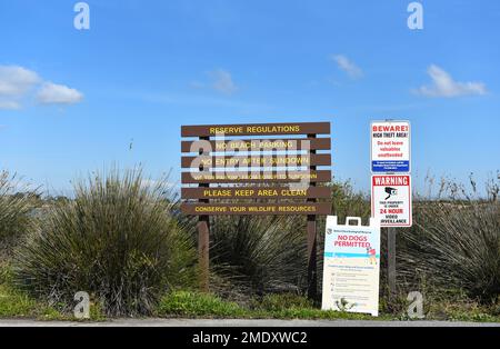 HUNTINGTON BEACH, CALIFORNIE - 18 JANVIER 2023 : panneau à la réserve écologique Bolsa Chica, le plus grand marais d'eau salée le long de la côte de la Californie. Banque D'Images