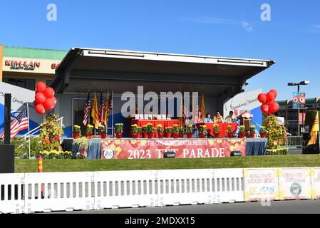 WESTMINSTER, CALIFORNIE - 22 JANVIER 2023 : kiosque des annonceurs au Tet Parade célébrant l'année du Cat Banque D'Images