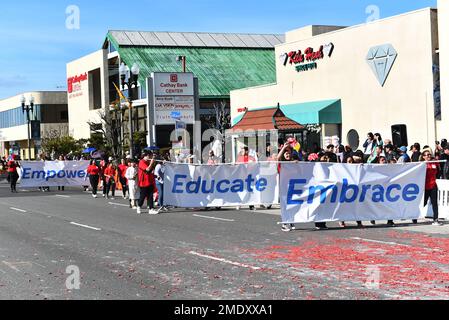 WESTMINSTER, CALIFORNIE - 22 JANVIER 2023 : banderoles embrasser, éduquer et responsabiliser au Tet Parade célébrant l'année du Cat Banque D'Images