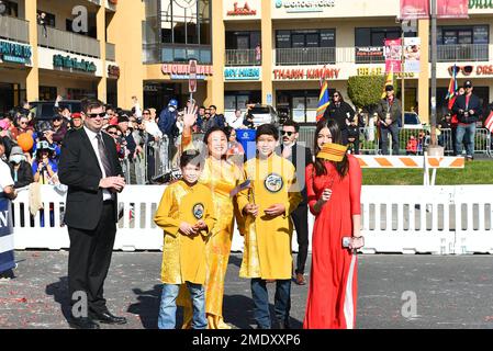 WESTMINSTER, CALIFORNIE - 22 JANVIER 2023 : la sénatrice d'État Janet Nguyen se fait une vague à la couronne pendant la parade des Tet célébrant l'année du Cat Banque D'Images