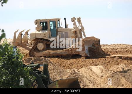 Un soldat d’ingénieur de la Compagnie des ingénieurs 390th de Chattanooga, dans la réserve de l’Armée de terre, exploite un 26 juillet 2022 de terrassement mobile de bulldozer, dans le cadre d’un projet de troupes en cours à fort McCoy, Le projet se trouve dans une zone de terrain près de l'ancienne porte 20 et de la base d'entraînement tactique améliorée Liberty et la clôture de la zone de cantonnement, a déclaré Larry Morrow, coordonnateur des projets de troupes à la Direction des travaux publics de fort McCoy (DPW). Le plan du site est du transformer en site de support des opérations de base pour les entrepreneurs de service d'installation, tels que l'entretien des installations, les routes et les terrains, les déchets solides, la crème anglaise Banque D'Images